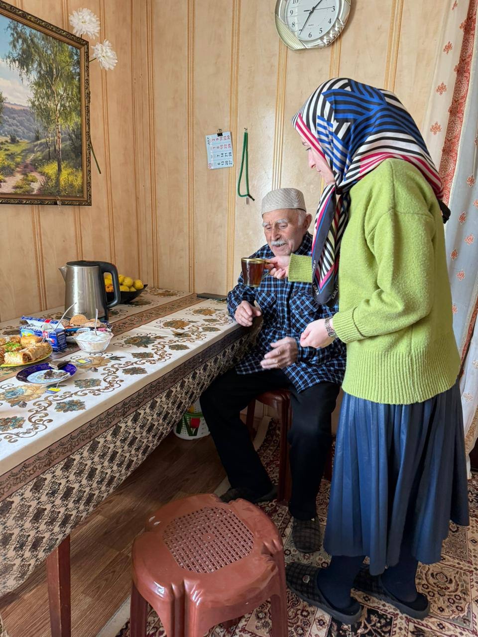 Социальный работник социального обслуживания на дому отделения № 2 Саидова Бика селении Мехельта оказывает социально-бытовую услугу, своему подопечному Мухидинову Мухидину с целью оказания социальных услуг.